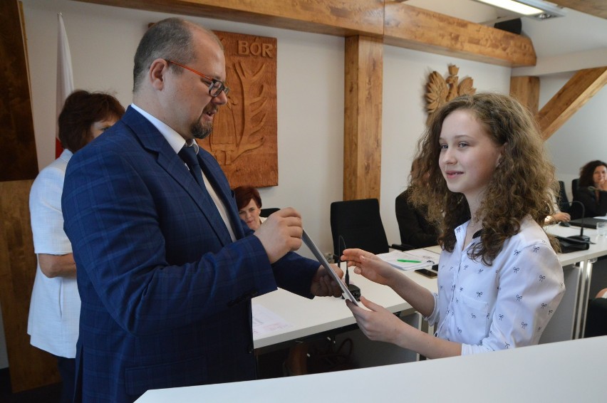 Biały Bór. Aż 27 uczniów ze szkół podstawowych i gimnazjów odebrało nagrody burmistrza (FOTO)