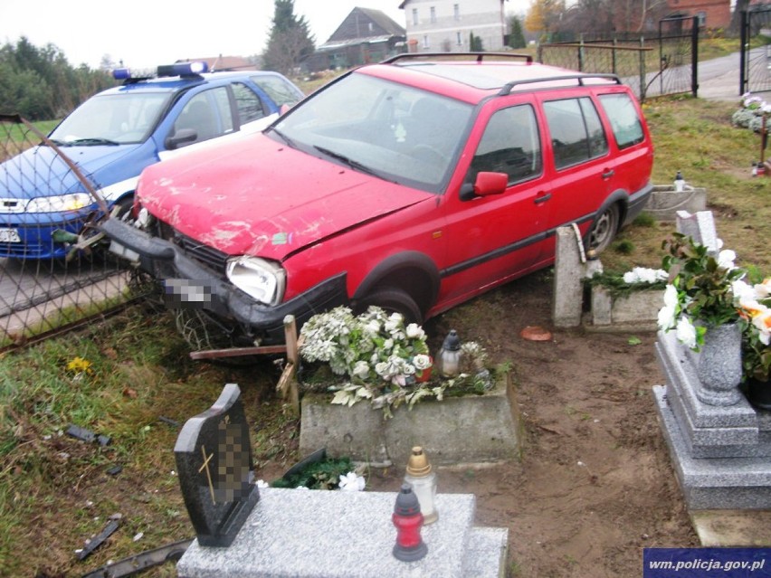 Wypadek w Tereszewie. Pijany kierowca wjechał w groby