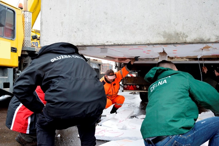 Kontrabanda ukryta w żelbetowym przęśle mostu, który jechał z Moskwy [ZDJĘCIA]