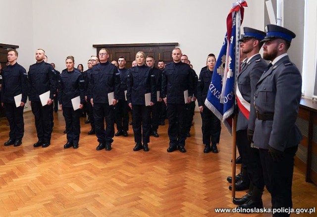 Nowi policjanci na Dolnym Śląsku uroczyście ślubowali dzisiaj w KWP we Wrocławiu