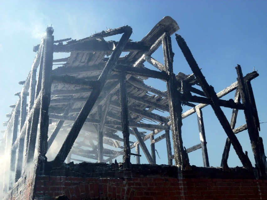 Chudaczewo pożar. Potężny pożar strawił pół gospodarstwa w gminie Postomino - ZDJĘCIA