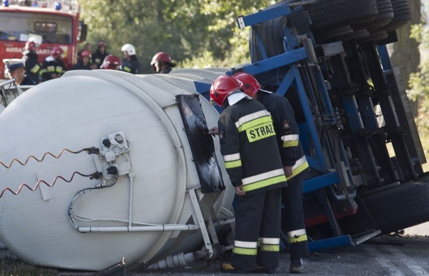 Wypadek na drodze Strzelin - Wrocław, cysterna zablokowała drogę (ZDJĘCIA)