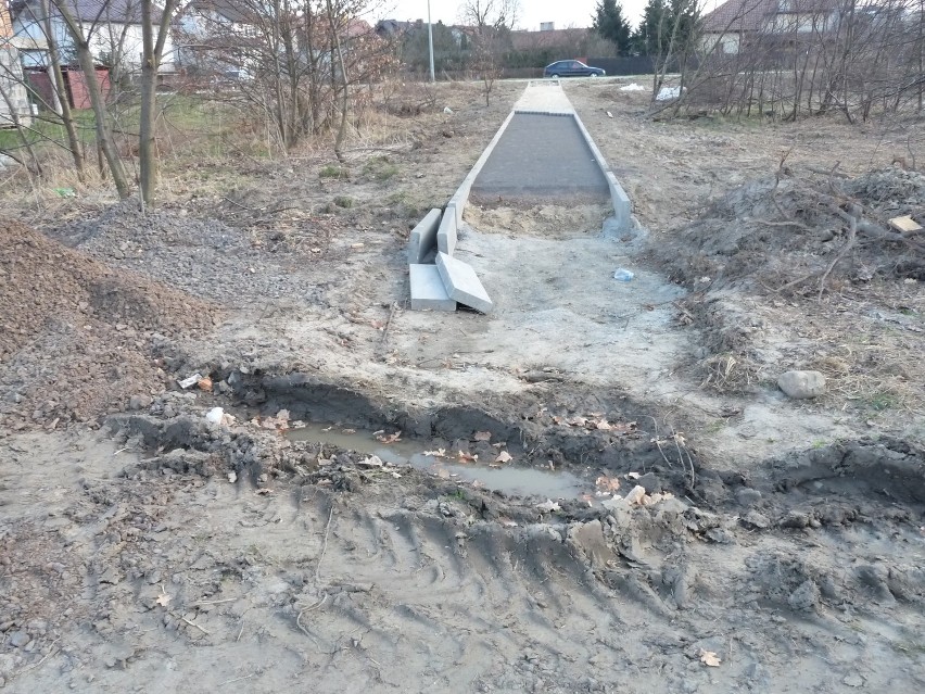 Jelcz-Laskowice: Będą nowe drogi na osiedlu domków