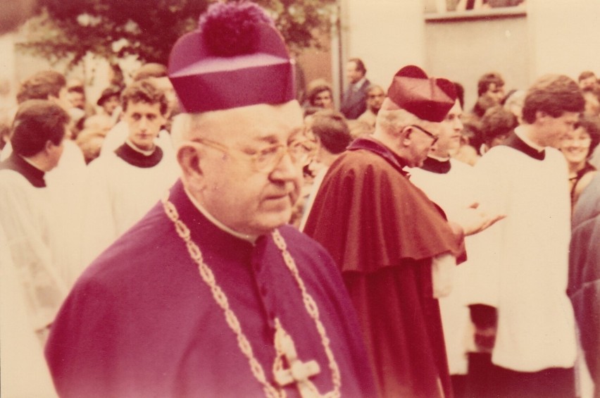 Pierwszym ordynariuszem diecezji był bp Wilhelm Pluta, który...