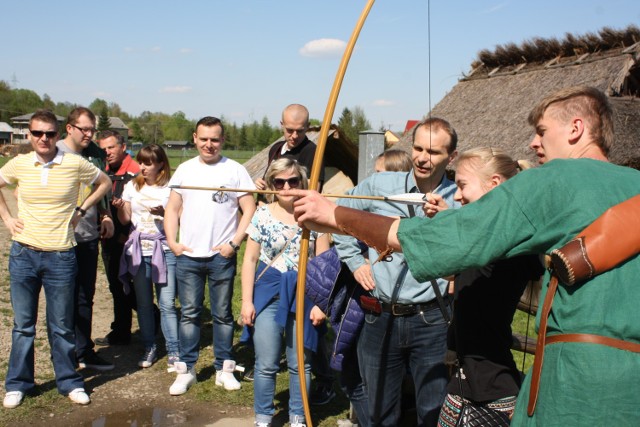 Zwiedzający skansen mieli okazję nauki strzelania z pradawnego łuku.