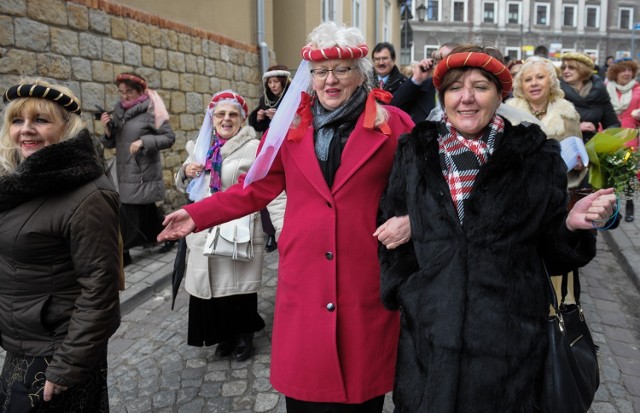 Krystyny opanowały Przemyśl. Właśnie w tym miejscu trwają ich podkarpackie imieniny. W sobotę paniom towarzyszył król Kazimierz Wielki. Barwny korowód przeszedł ulicami miasta.

