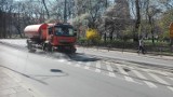 Wykolejenie tramwaju i wybrzuszenie szyny, MPO polewa torowiska