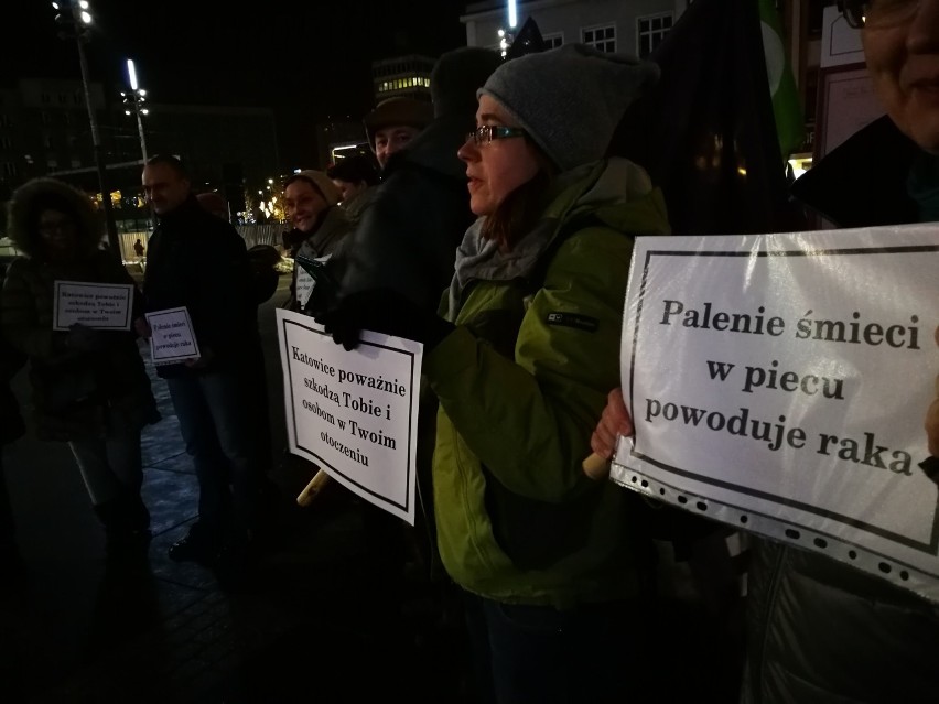 Katowice: Pikieta antysmogowa na rynku. Zbierali podpisy pod petycją do premier [ZDJĘCIA]