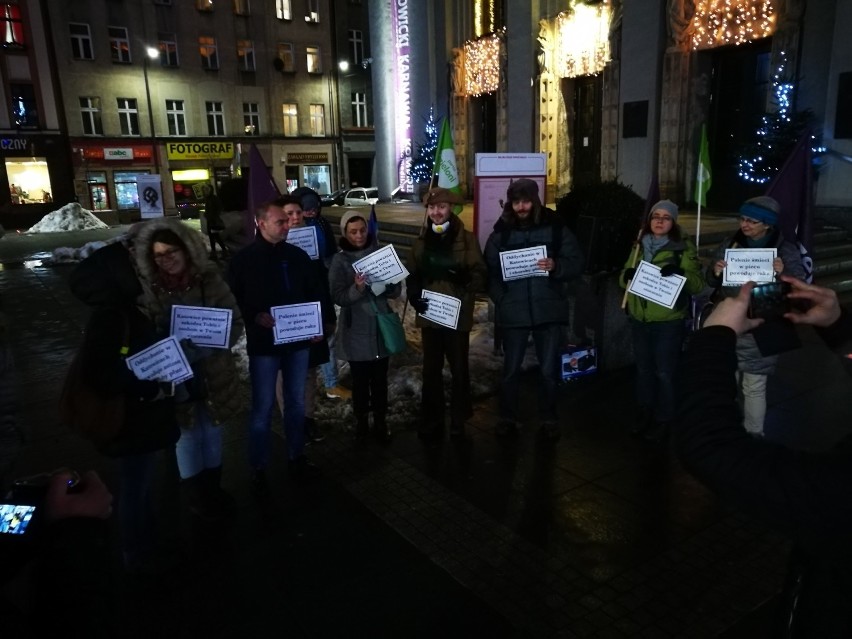 Katowice: Pikieta antysmogowa na rynku. Zbierali podpisy pod petycją do premier [ZDJĘCIA]