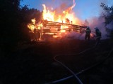 Pożar w Podkantorówce. Budynek gospodarczy i poddasze domu spłonęły całkowicie (zdjęcia)