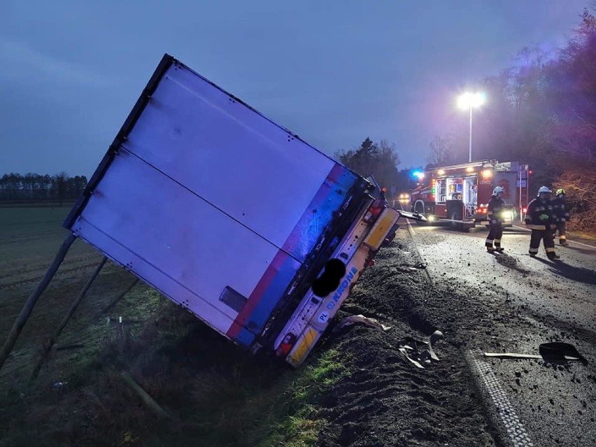 Wjechał ciężarówką do rowu między Lubogoszczą a Lubiatowem 