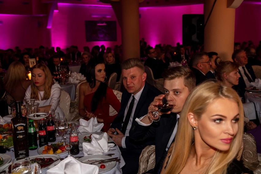 Wielki Bal Biznesu 2019. Suto zastawione stoły. VIP-y biznesu bawiły się w stylu Wielkiego Gatsby'ego [NOWE ZDJĘCIA]