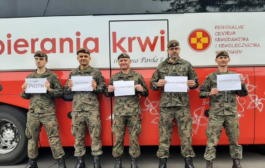 Żołnierze z Wielkopolski oddali krew dla policjanta z Opoczna rannego w wypadku [ZDJĘCIA]