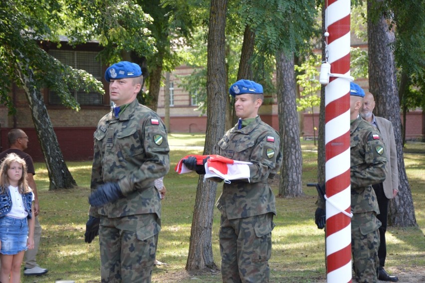 Szeregowi elewi złożyli przysięgę wojskową na sztandar 1....