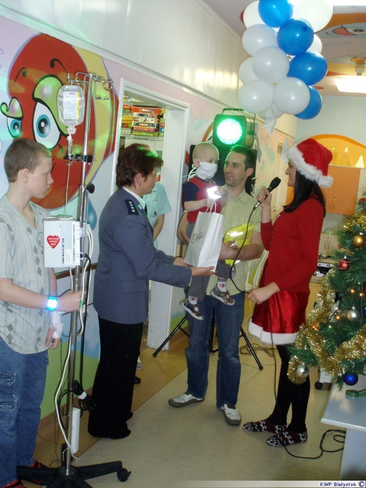 Miś Dobromiś i Niebieski Mikołaj odwiedzili chore dzieci w szpitalu [zdjęcia]