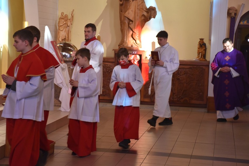 Pleszew. Tłumy wiernych podczas Środy Popielcowej w kościele...