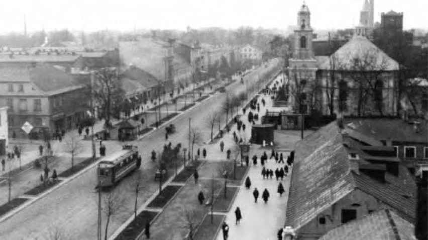 Wagon silnikowy U-104 na ul. Zamkowej w Pabianicach, widok z...