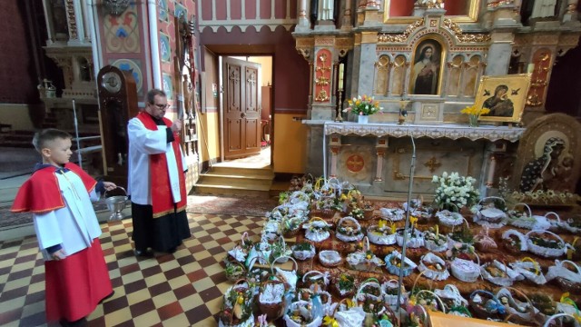 Poświęcenie pokarmów w parafii pw. św. Ap Piotra i Pawła w Kamieńsku