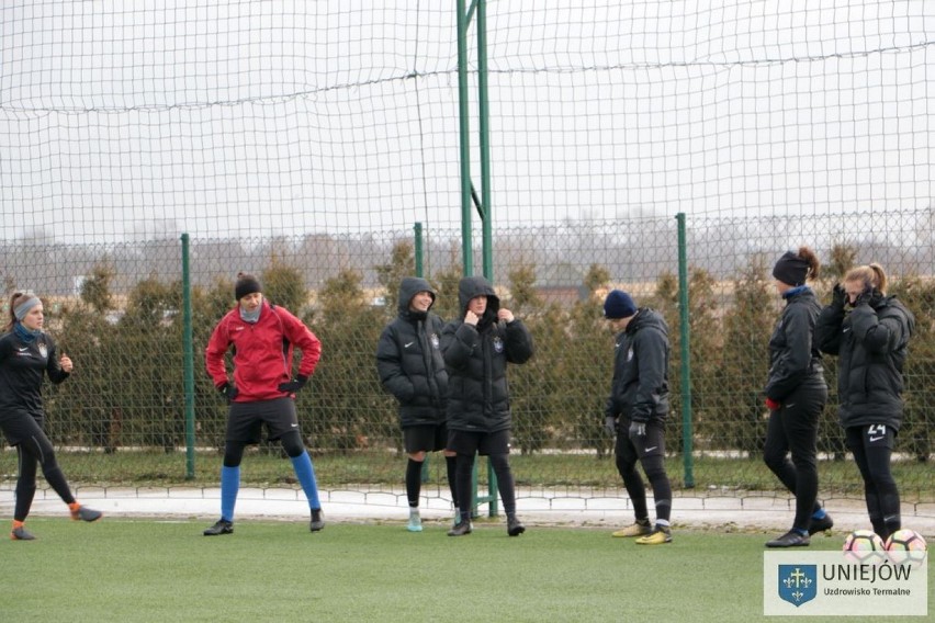 W Uniejowie od dziś trenuje kadra Widzewa. Kompleks boisk im. Włodzimierza Smolarka wcześniej gościł zawodniczki Medyka Konin (ZDJĘCIA)