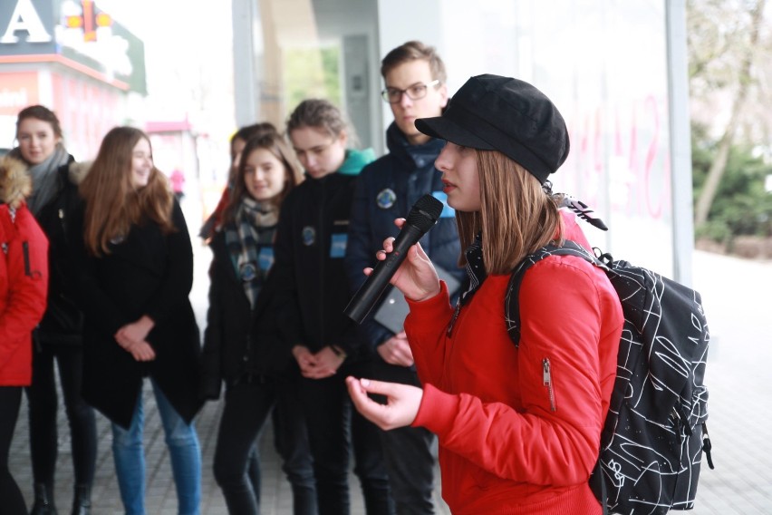 Młodzież w wielu miastach Polski wyszła dziś na ulicę, aby zwrócić uwagę władz i społeczeństwa na postępujący na całym świecie kryzys klimat
