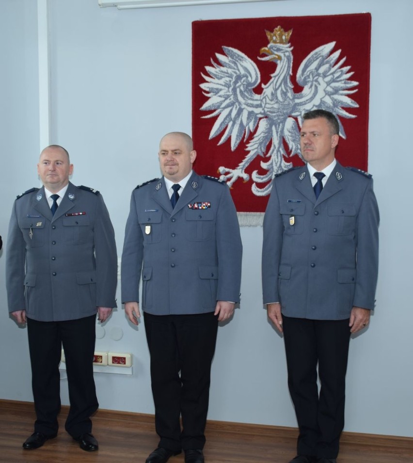 Od lewej: nowy komendant Grzegorz Radzikowski, Andrzej...