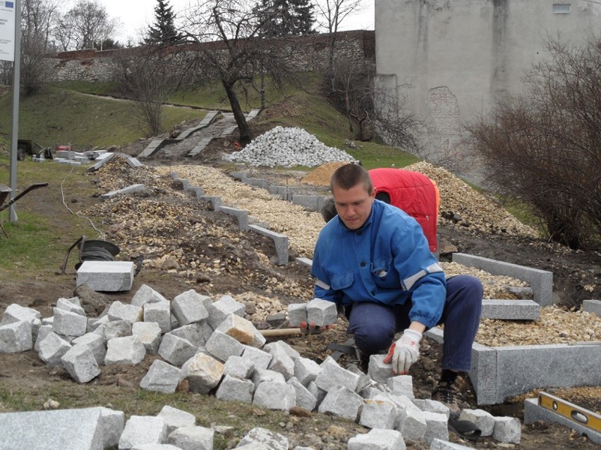 Będzin: Zmienia się wygląd Wzgórza Zamkowego [ZDJĘCIA]