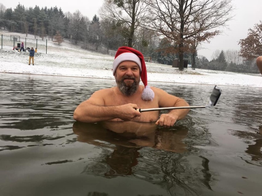 Gmina Skoki. Mikołajkowa kąpiel morsów. W czerwonych czapkach wskoczyli do zimnej wody. Zobacz zdjęcia 