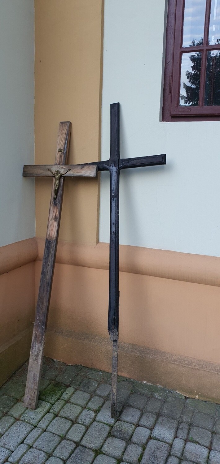 Krzyże wyrzucone na śmietnik na Cmentarzu Głównym w...