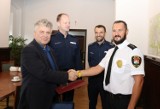Burmistrz pogratulował Tomaszowi Sobiszowi, strażnikowi miejskiemu, sprawnego zatrzymania bandziora [ZDJĘCIA]