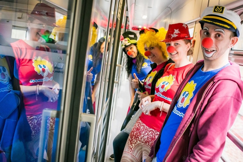 Akcja Fundacji „Dr Clown” na powitanie wiosny. Na trasie też Sieradz. Wolontariusze zawitają do pociągów PKP Intercity