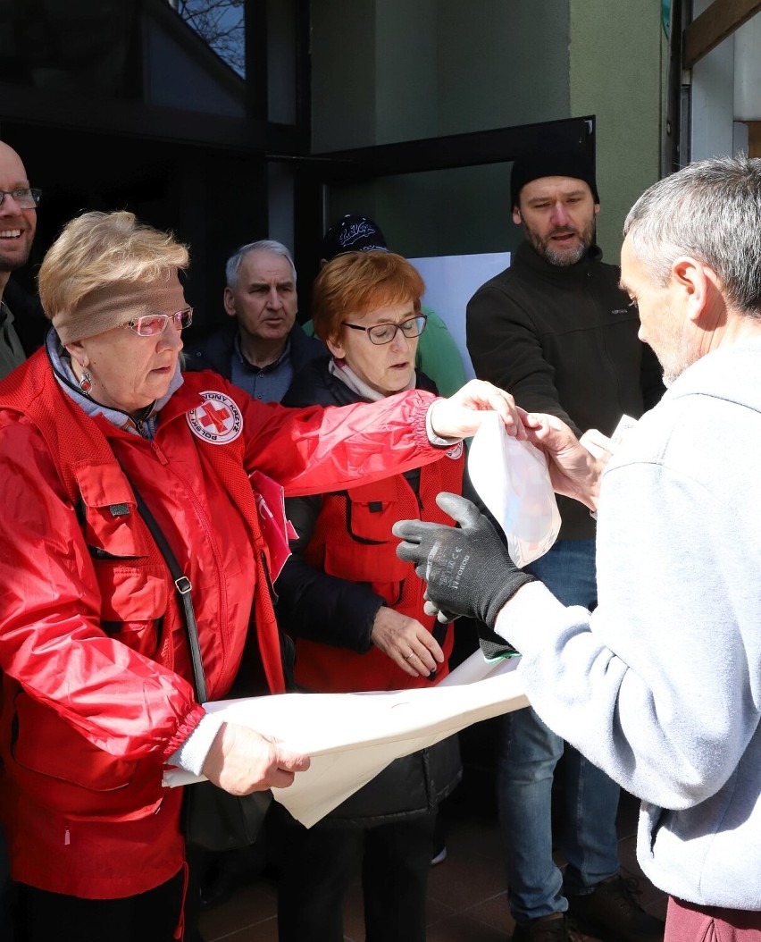 Sokółczanie odpowiedzieli na apel mera ukraińskiego miasta o pomoc. Samochód pełen darów odjechał spod szkoły 