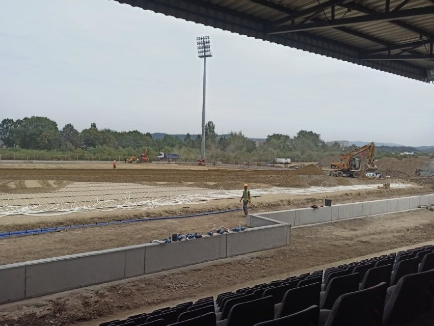 Stadion Sandecji wypięknieje. W ciągu kilku dni położą nową murawę [ZDJĘCIA]