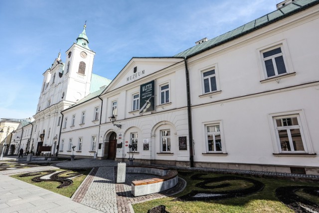 Zabytkowy budynek Muzeum Okręgowego pochodzi z końca XVII w. i jest częścią dawnego klasztoru pijarów. Na następnych zdjęciach są widoczne spękania murów.