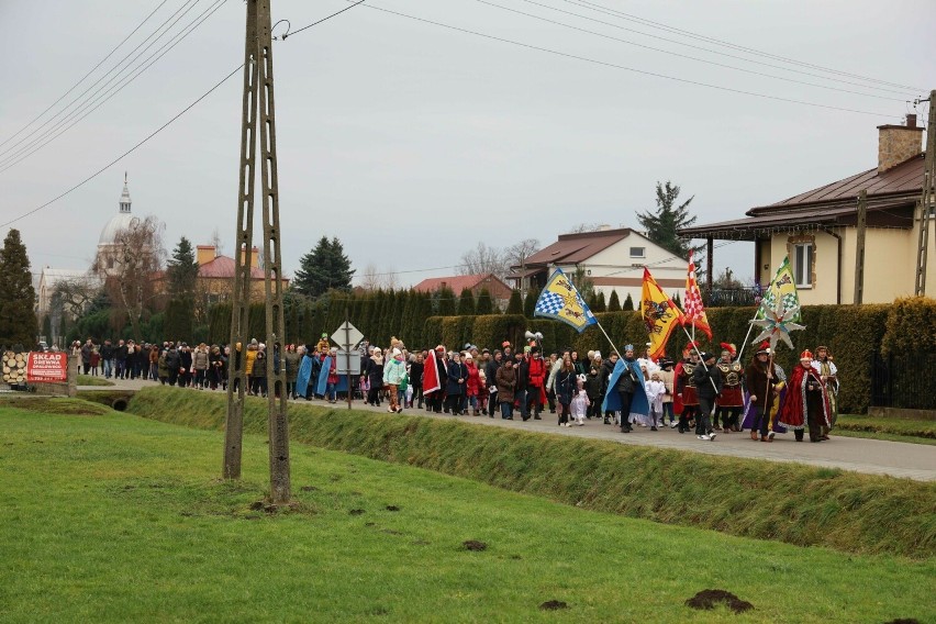 Orszak Trzech Króli i jasełka w Małkowicach w gminie Orły.