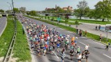 Co za walka na trasie Cracovia Maratonu! Biegacze dotarli na metę w Rynku Głównym. Obejrzyjcie zdjęcia 