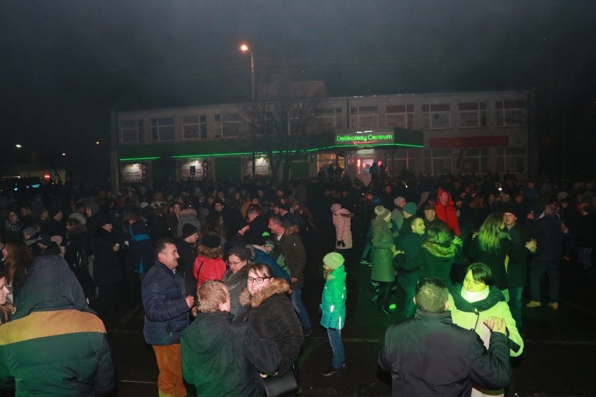 Powitanie Nowego Roku w Złoczewie 2019. Był to jedyny plenerowy Sylwester w miastach powiatu sieradzkiego (zdjęcia)
