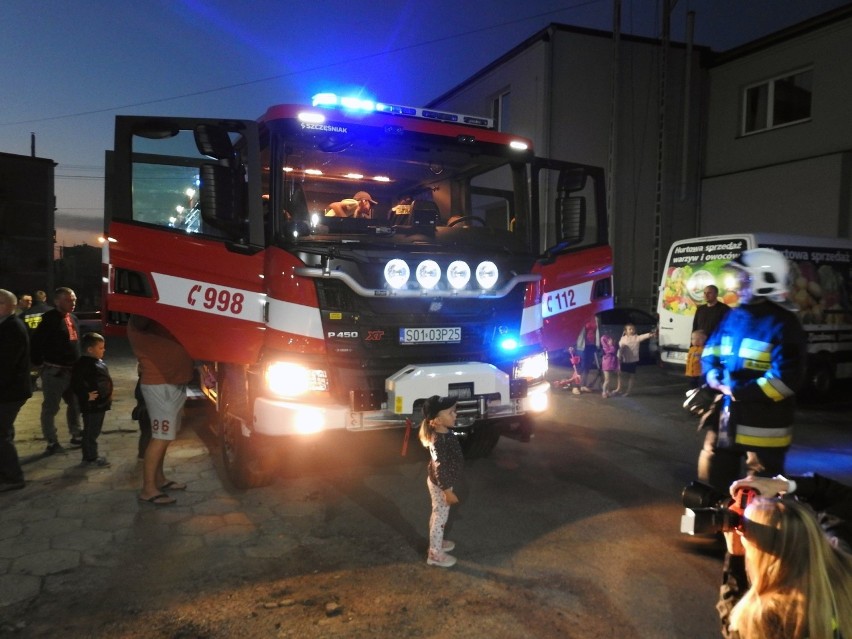 Strażacy ochotnicy z Brzezin przywitali nowy samochód ratowniczo-gaśniczy