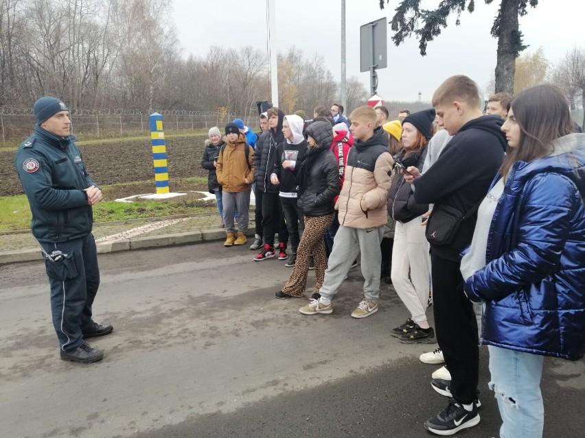 Uczniowie z Tarnobrzegu poznawali tajniki pracy celników z...