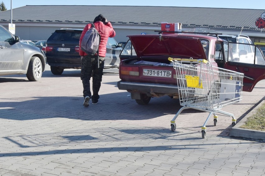 Duży ruch na przejściu granicznym w Krościenku. Ukraińcy przyjeżdżają po artykuły spożywcze w Bieszczady [ZDJĘCIA]