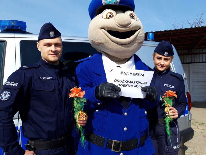 Rawicz. Rawiccy policjanci wspierają "Drużynę Strusia" - cichych bohaterów w fartuchach z laboratoryjnych z Poznania [ZDJĘCIA]