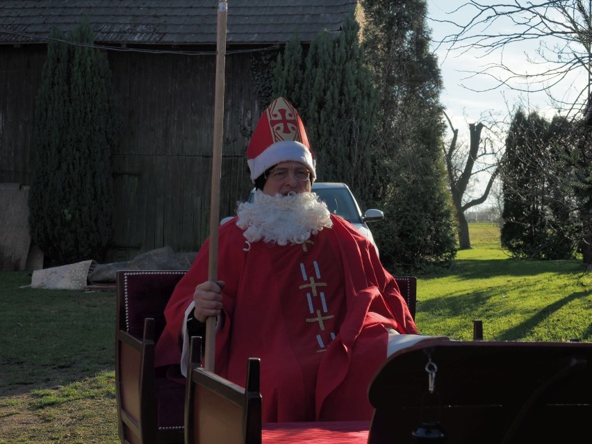 Święty Mikołaj przyjechał na traktorze do Lublińca! To...