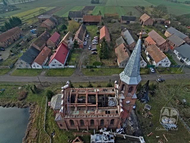 Odbudowa spalonego kościoła w Lutolu Suchym