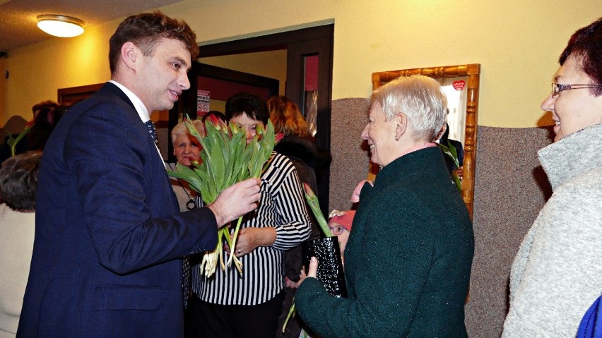 Burmistrz z kwiatami i cygańskie rytmy. Udany Dzień Kobiet w Złoczewie[FOTO]