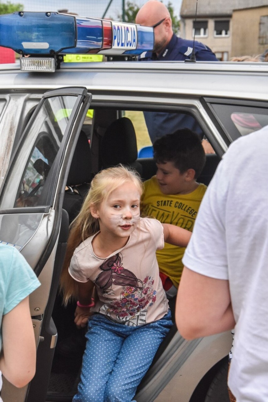 Gm. Szamotuły. Powitanie lata w Przyborówku z policjantami i ratownikami medycznymi