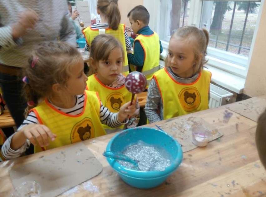 Dzieci z Przedszkola nr 2 w Sycowie odwiedziły „Szklany Świat” Bombki w Krośnicach
