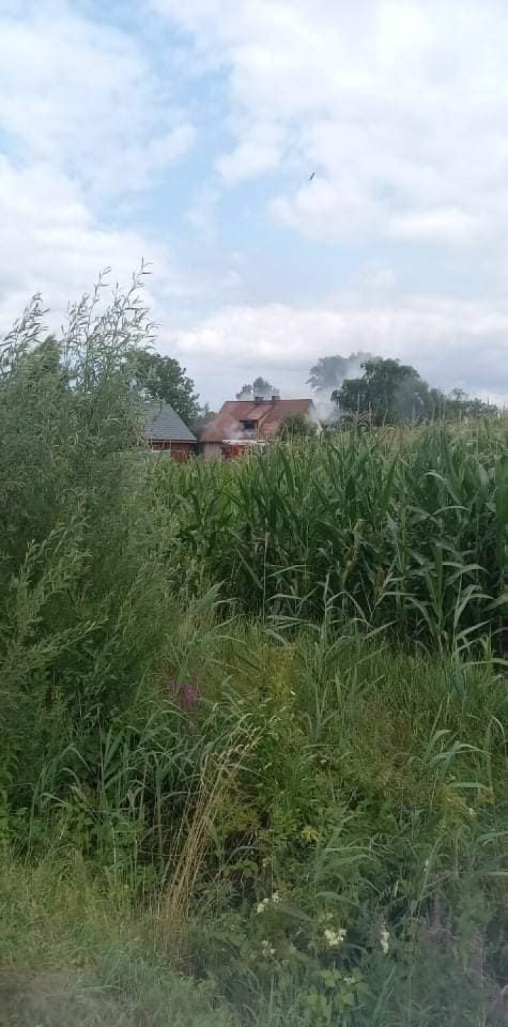 Pożar domu w Trutnowach gm. Cedry Wielkie. Paliło się poddasze. W akcji brało udział 10 zastępów |ZDJĘCIA