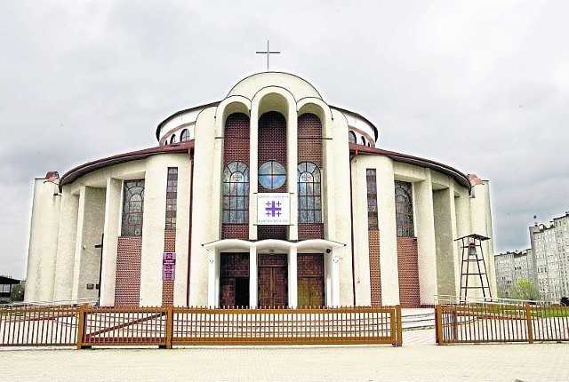 Kościół Podwyższenia Krzyża Świętego znajduje się w wałbrzyskiej dzielnicy Podzamcze
