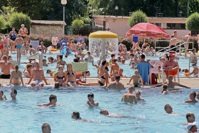 Tłumy na basenie przy ul. Bulwarowej w Krakowie