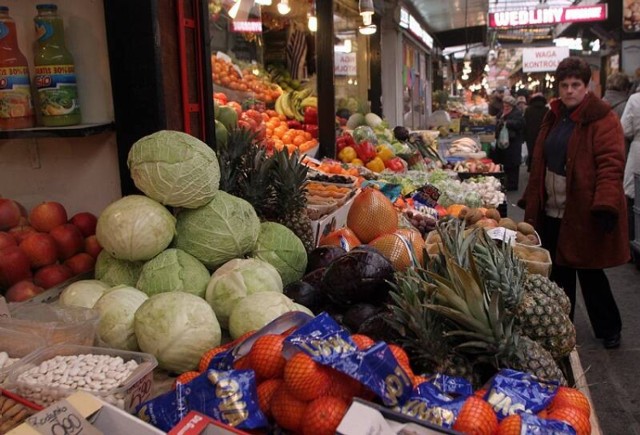 Zadaszony bazar przy al. Tysiąclecia między społemowskim sklepem ...