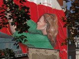 Poznań: Mural Maupala gotowy. Poznaniacy podzieleni. Co robi ta kobieta? [ZDJĘCIA]